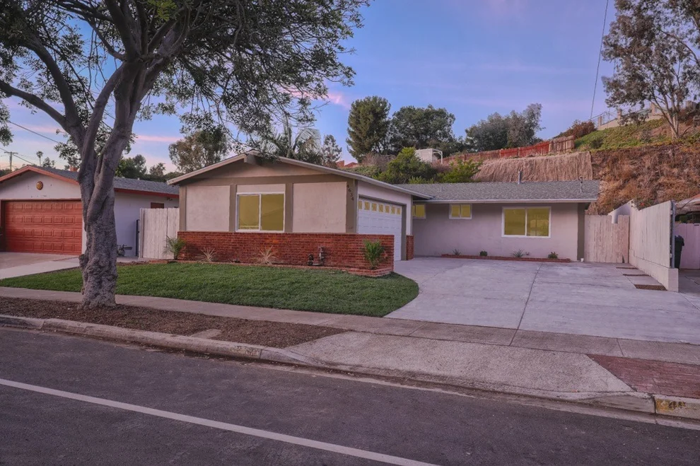 Unit for sale at 4634 Chateau Dr, San Diego, CA 92117