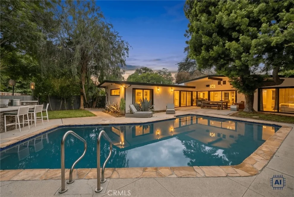Unit for sale at 15456 Victory Boulevard, Van Nuys, CA 91406