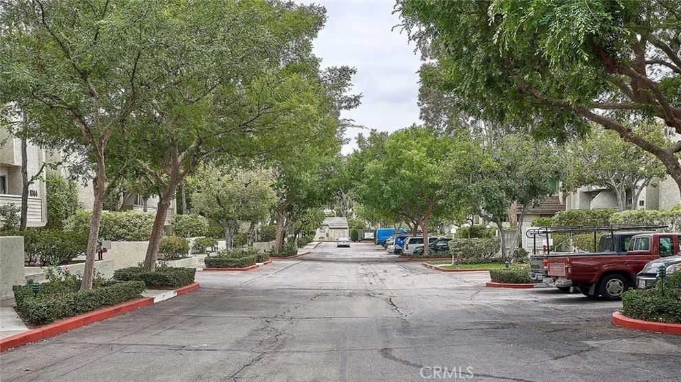 Unit for sale at 11798 Moorpark Street, Studio City, CA 91604