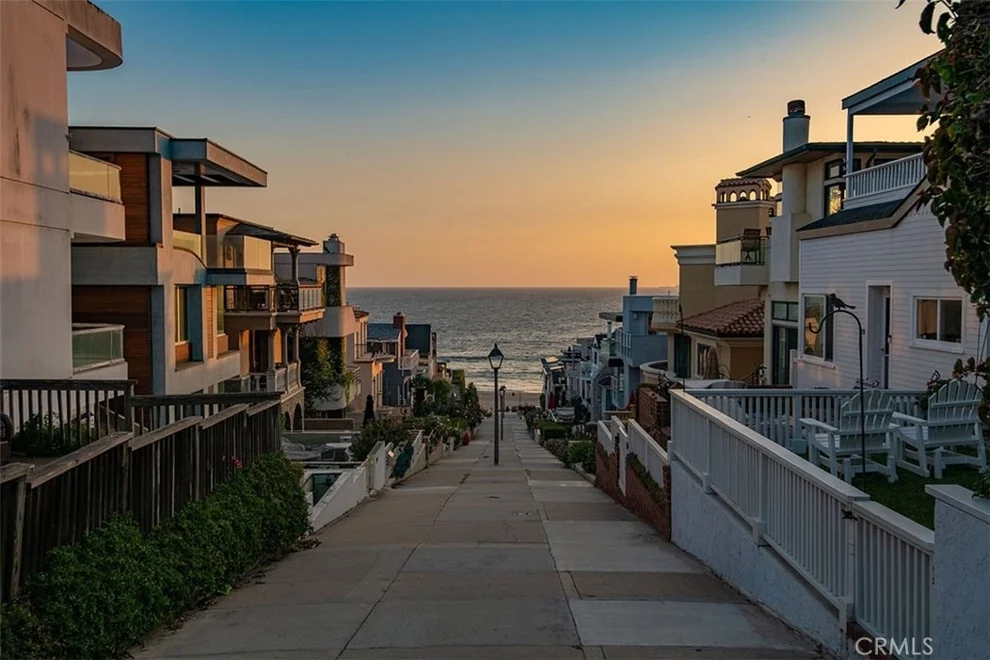 Unit for sale at 401 17th Street, Manhattan Beach, CA 90266