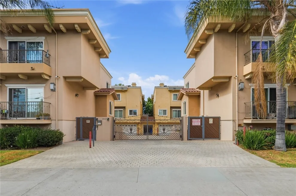 Unit for sale at 13629 Wyandotte, Van Nuys, CA 91405