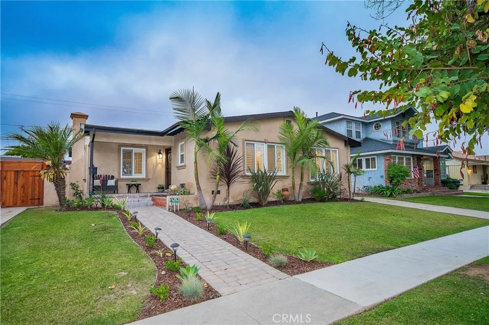 Unit for sale at 2302 Iroquois Avenue, Long Beach, CA 90815