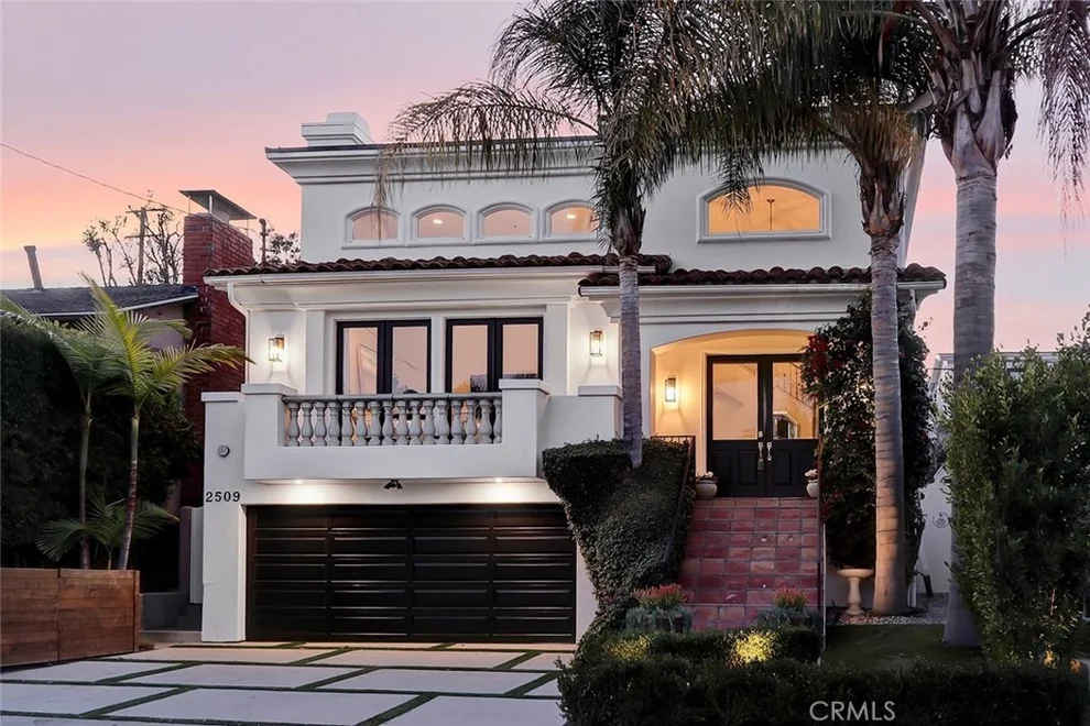 Unit for sale at 2509 Poinsettia Avenue, Manhattan Beach, CA 90266