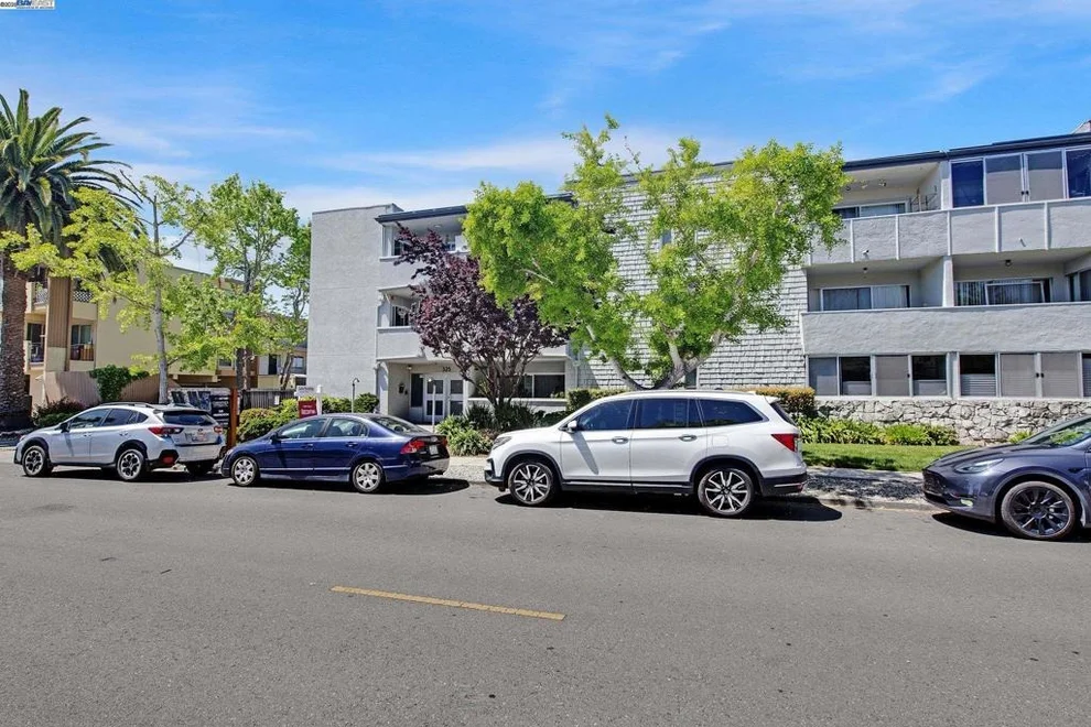 Unit for sale at 325 Kitty Hawk Rd, Alameda, CA 94501
