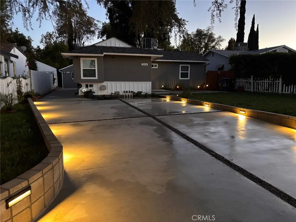 Unit for sale at 23130 Victory, Woodland Hills, CA 91367