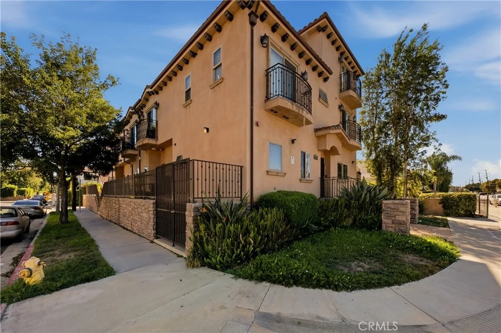 Unit for sale at 14702 Magnolia Boulevard, Sherman Oaks, CA 91403