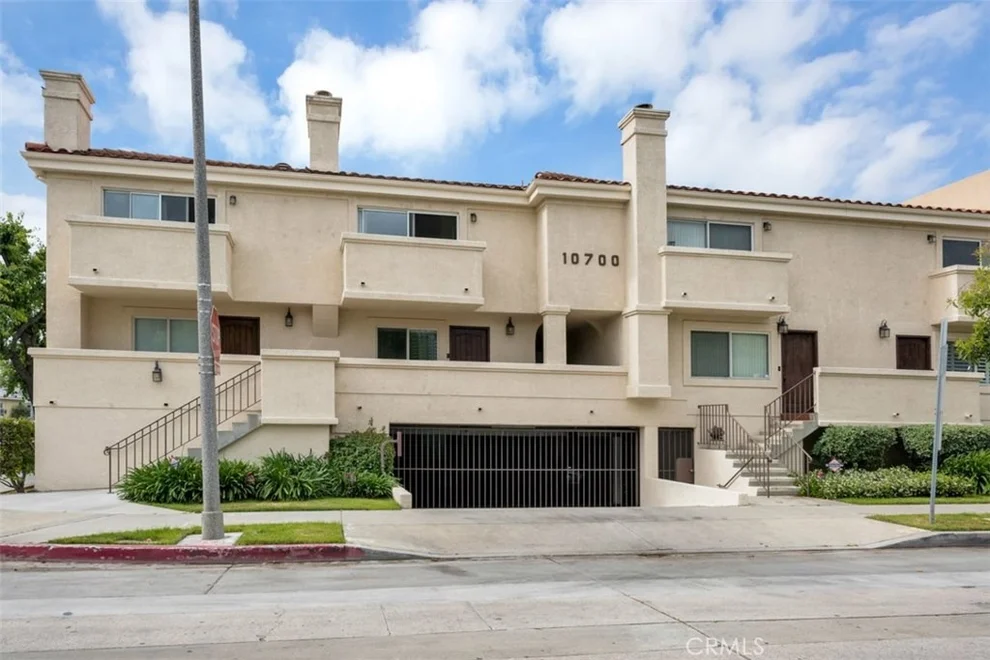 Unit for sale at 10700 Bloomfield Street, Toluca Lake, CA 91602