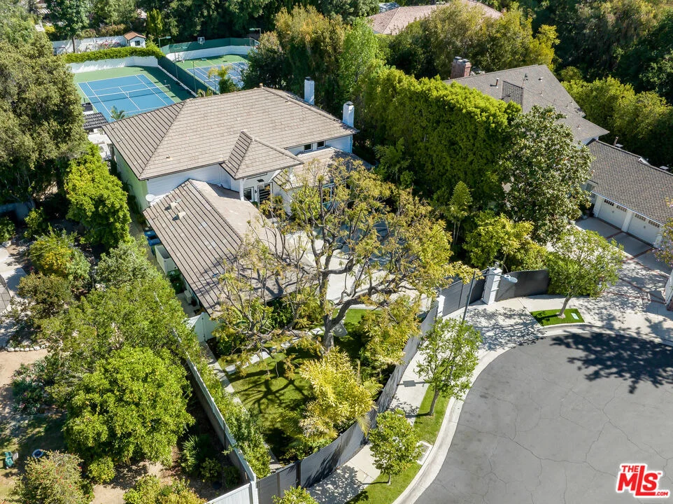 Unit for sale at 17145 Addison Street, Encino, CA 91316
