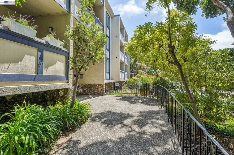 Unit for sale at 955 Shorepoint Ct, Alameda, CA 94501