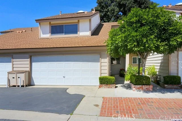 Unit for sale at 18319 Collins Street, Tarzana, CA 91356
