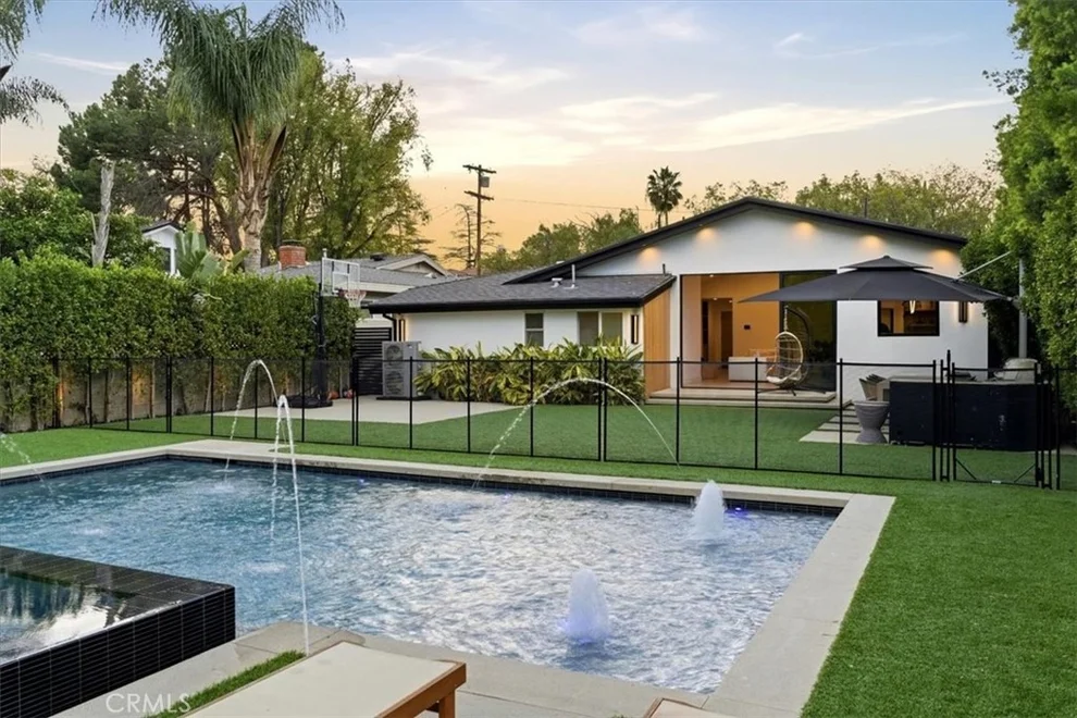 Unit for sale at 5324 Amigo, Tarzana, CA 91356