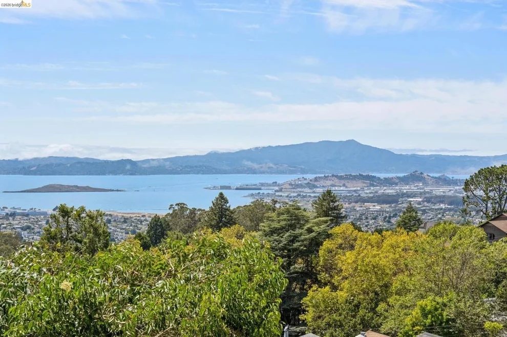 Unit for sale at 218 Cambridge Ave, Kensington, CA 94708