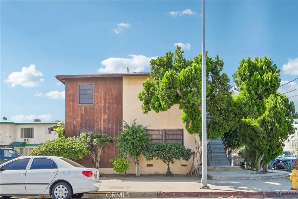 Unit for sale at 6870 Woodley Avenue, Van Nuys, CA 91406