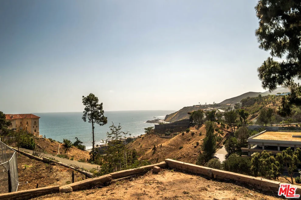 Unit for sale at 17941 Tramonto Drive, Pacific Palisades, CA 90272