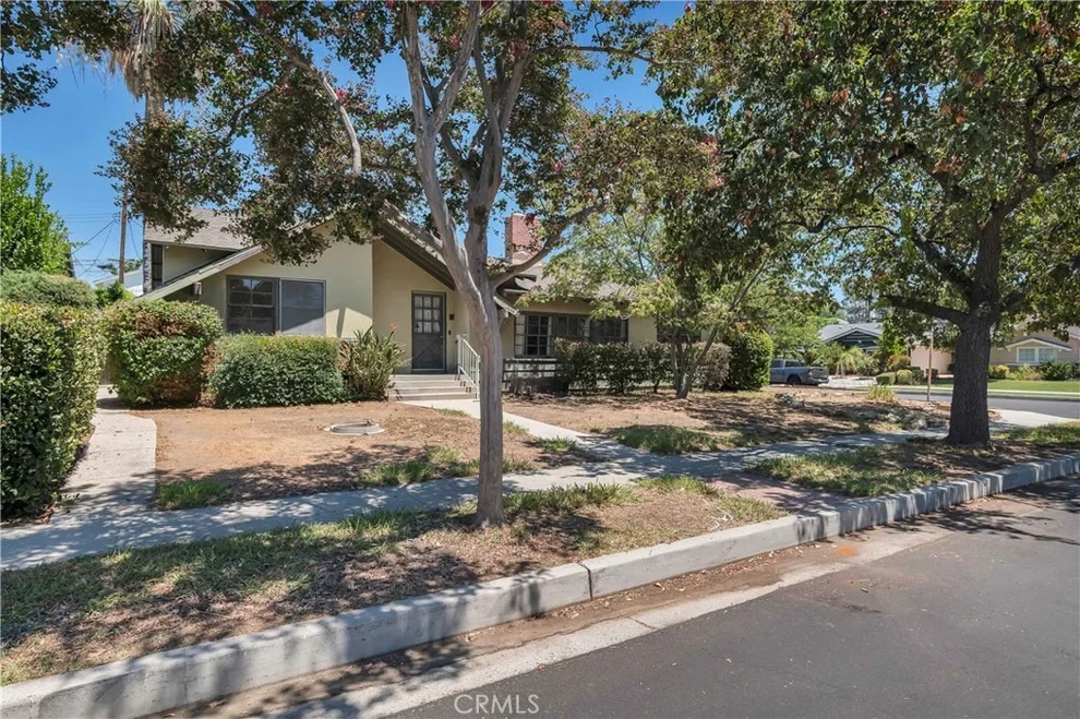 Unit for sale at 23635 Bessemer Street, Woodland Hills, CA 91367