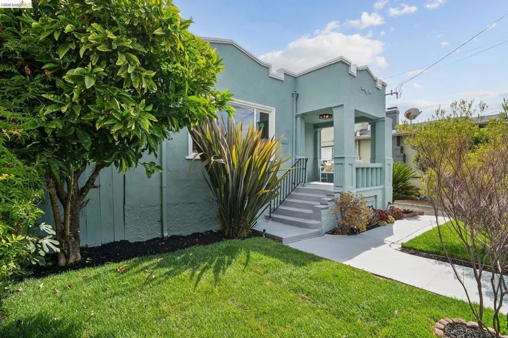 Unit for sale at 3060 Dakota St, Oakland, CA 94602