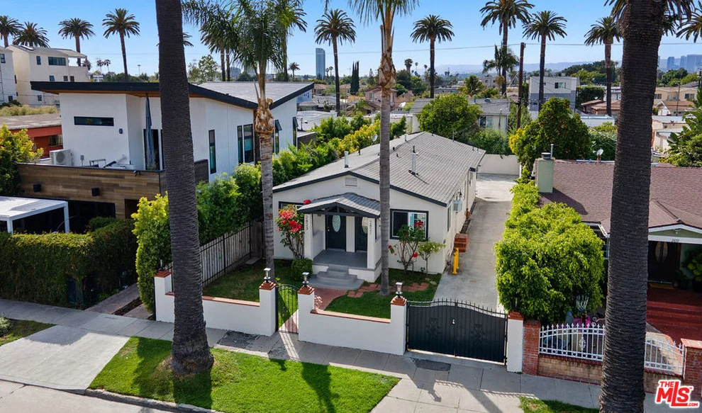 Unit for sale at 2821 S Sycamore Avenue, Los Angeles, CA 90016