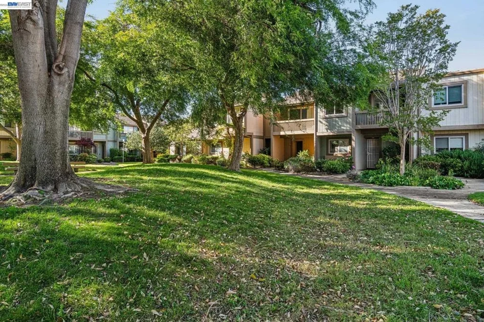 Unit for sale at 3227 Santa Cruz Ln, Alameda, CA 94502