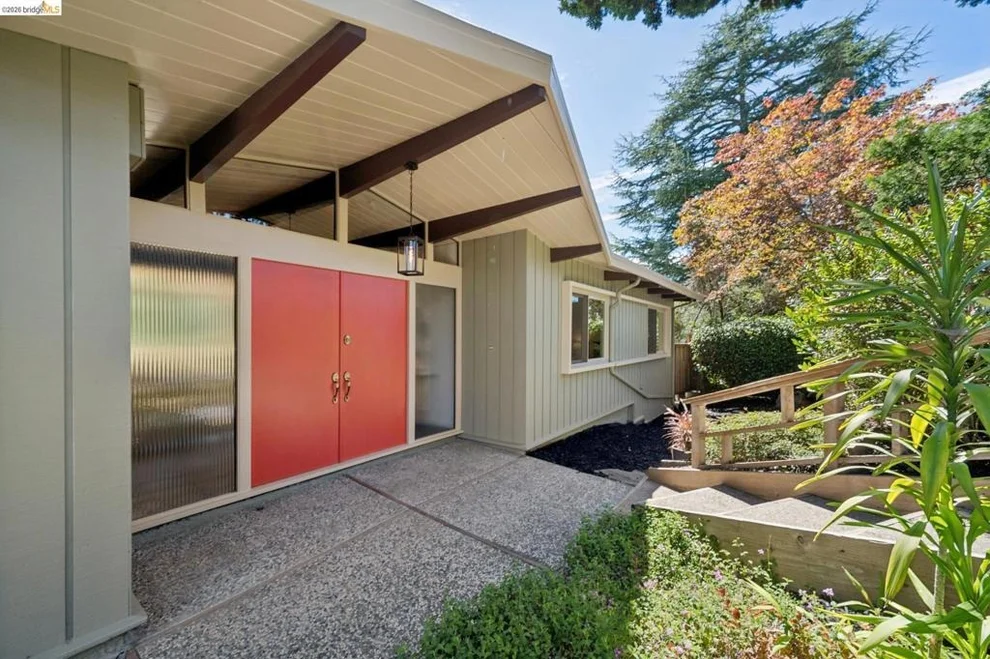 Unit for sale at 6040 Chelton Dr, Oakland, CA 94611