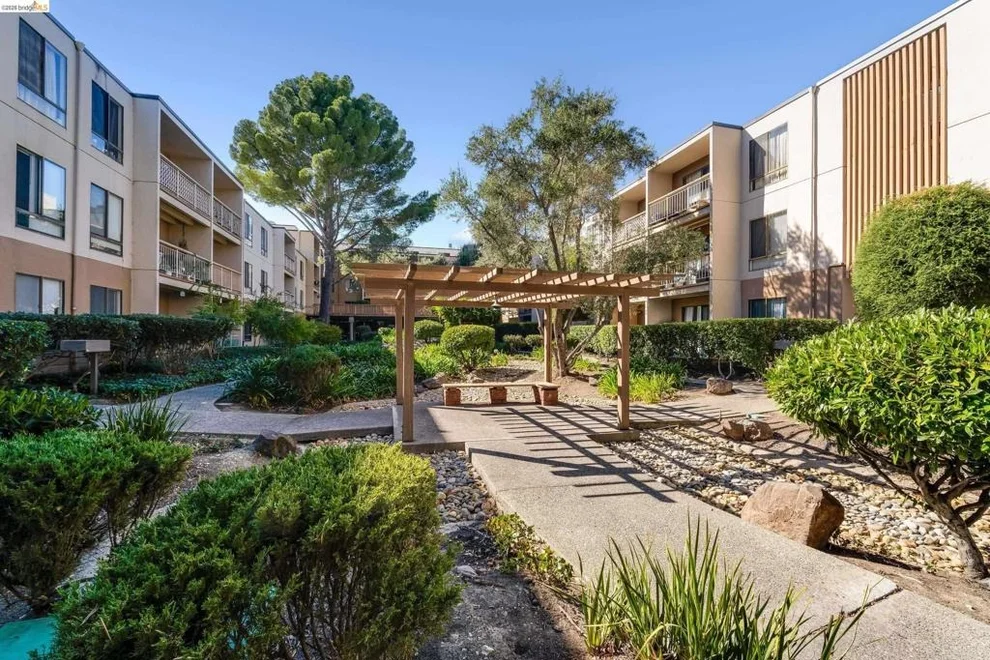 Unit for sale at 490 N Civic Dr, Walnut Creek, CA 94596