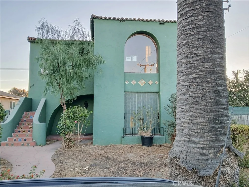 Unit for sale at 2620 Fashion Avenue, Long Beach, CA 90810