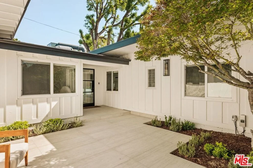 Unit for sale at 23122 Bigler Street, Woodland Hills, CA 91364