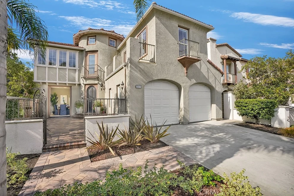 Unit for sale at 301 Manila Avenue, Long Beach, CA 90814