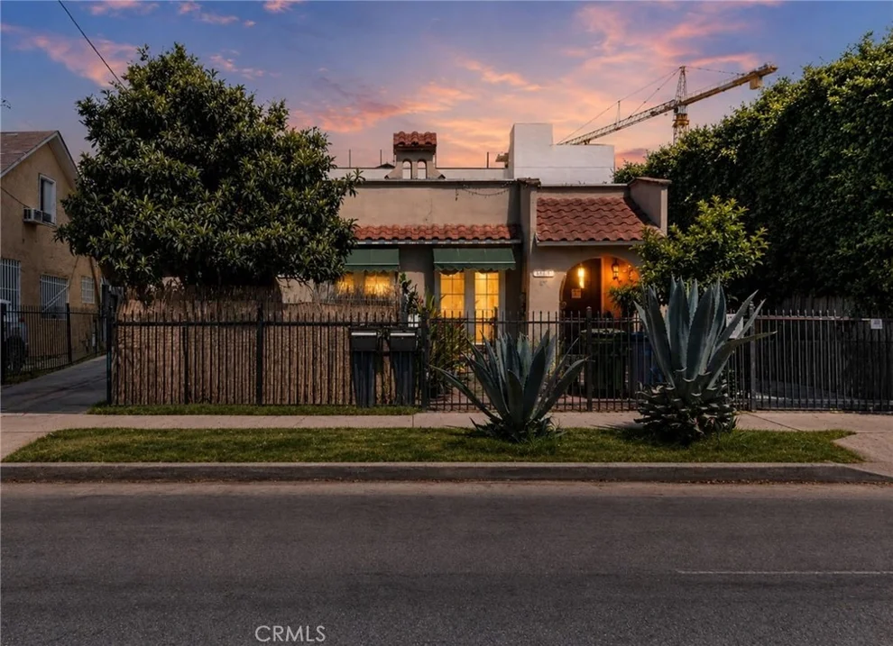 Unit for sale at 1154 N Wilton, Los Angeles, CA 90038