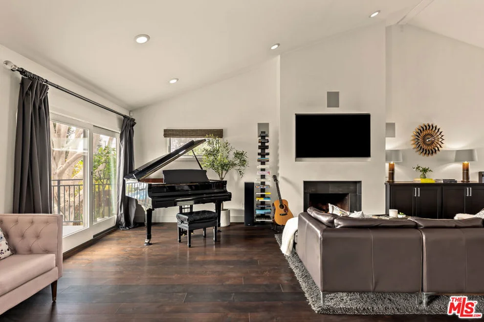 Unit for sale at 8231 Gulana Avenue, Playa Del Rey, CA 90293