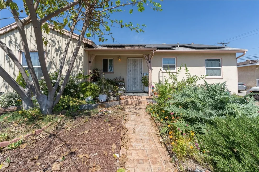 Unit for sale at 6123 Edgefield Street, Lakewood, CA 90713