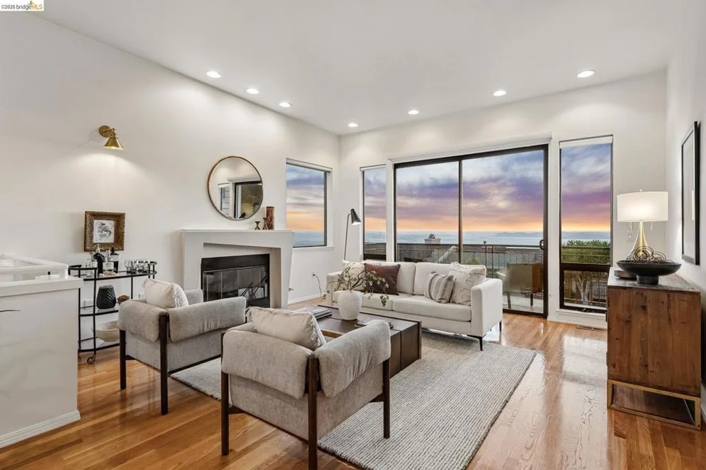 Unit for sale at 45 Schooner Hl, Oakland, CA 94618