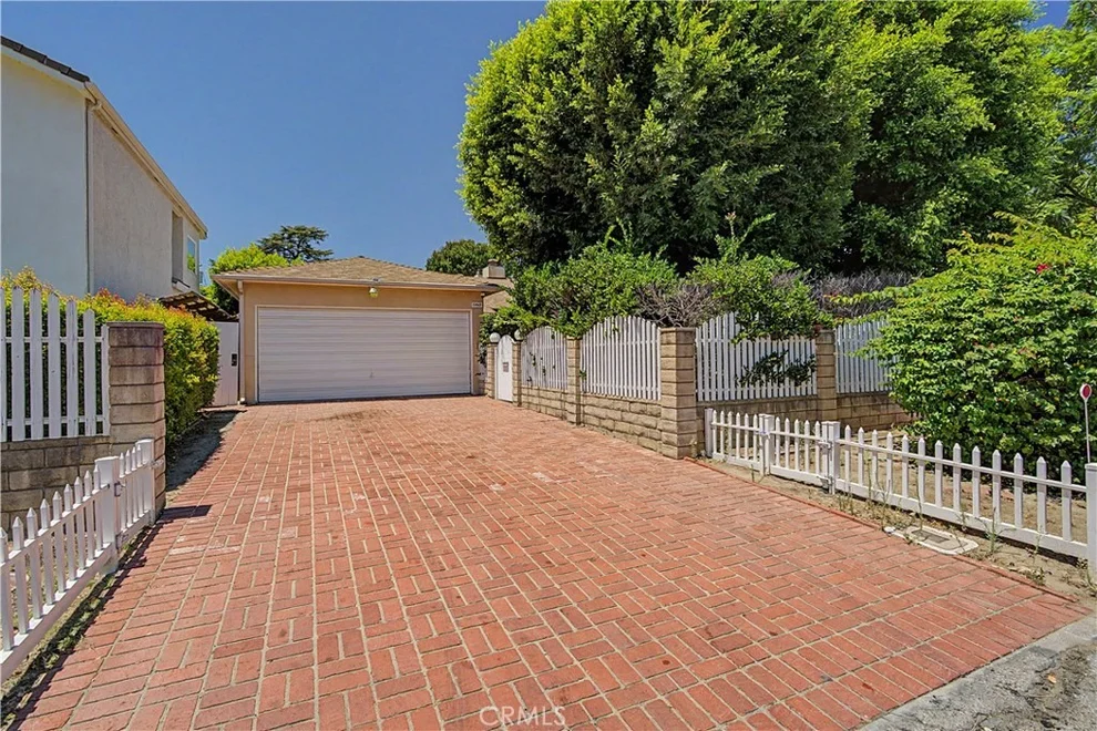 Unit for sale at 5445 Gentry, Valley Village, CA 91607