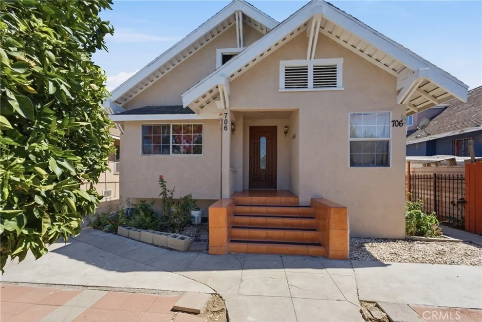 Unit for sale at 706 W 42nd, Los Angeles, CA 90037