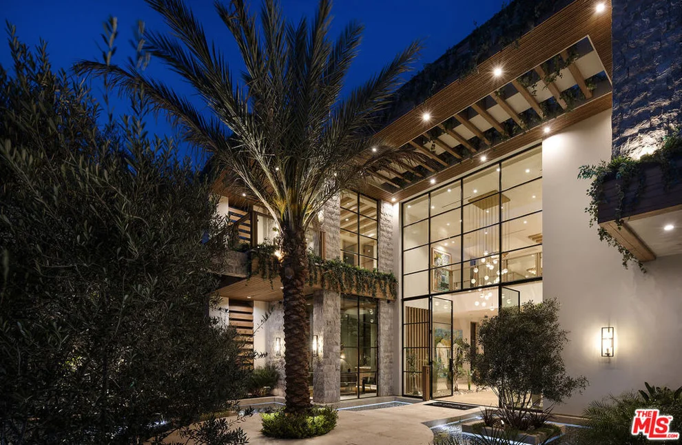 Unit for sale at 1360 Laurel Way, Beverly Hills, CA 90210