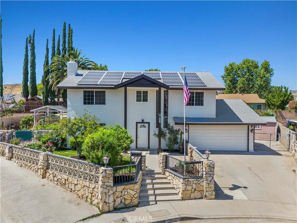 Unit for sale at 28020 Newbird Drive, Saugus, CA 91350