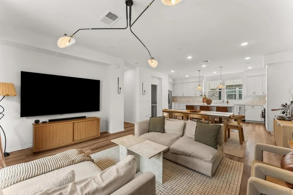 Unit for sale at 427 Omega Gln, Escondido, CA 92025