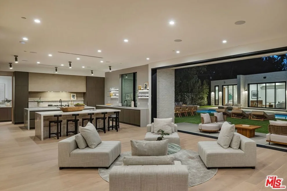 Unit for sale at 17055 Rancho Street, Encino, CA 91316