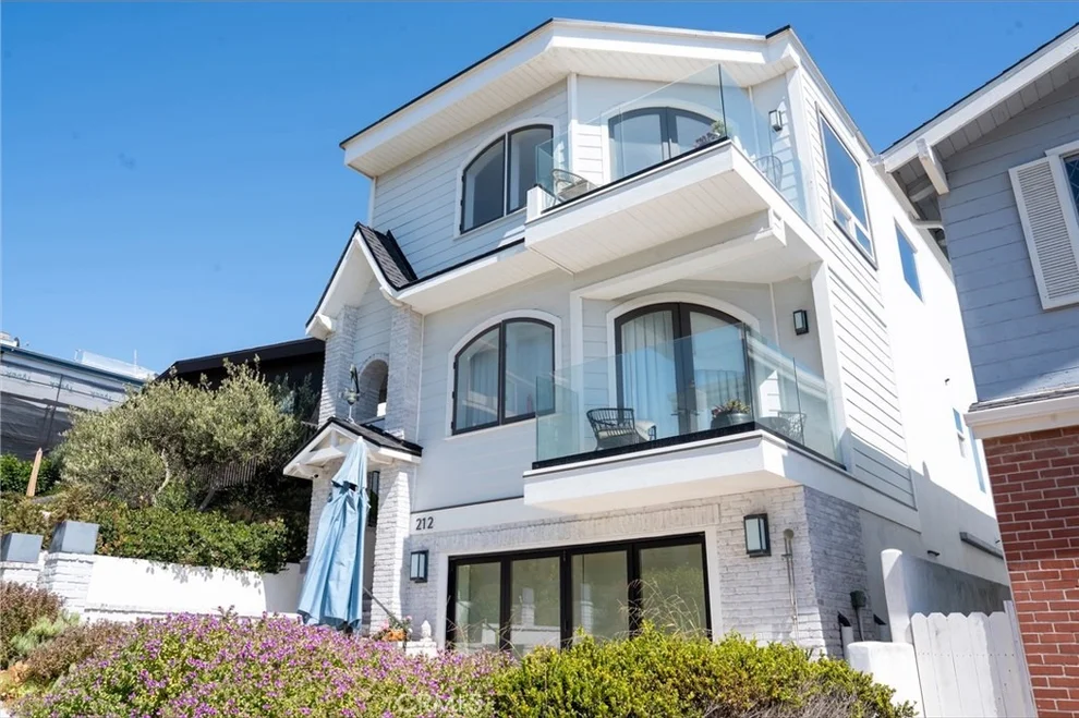 Unit for sale at 212 18th Street, Manhattan Beach, CA 90266