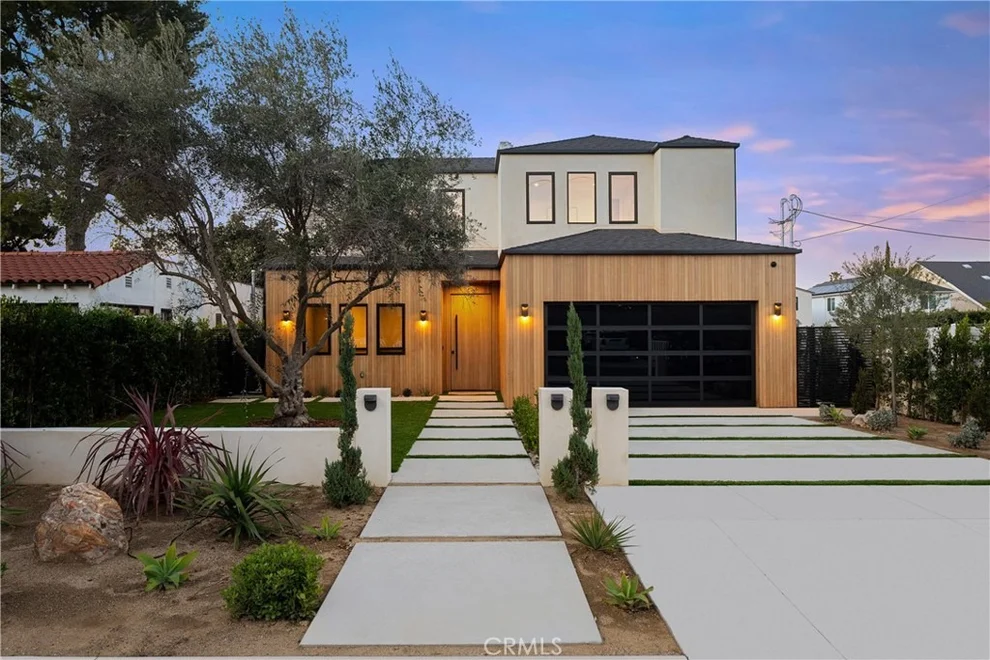 Unit for sale at 15451 Camarillo Street, Sherman Oaks, CA 91403