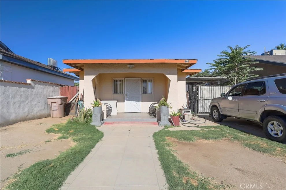 Unit for sale at 905 Q Street, Bakersfield, CA 93304