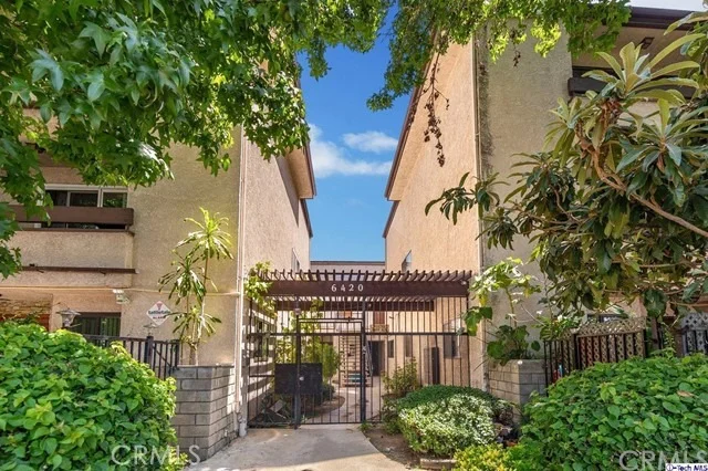 Unit for sale at 6420 Hazeltine Avenue, Van Nuys, CA 91401