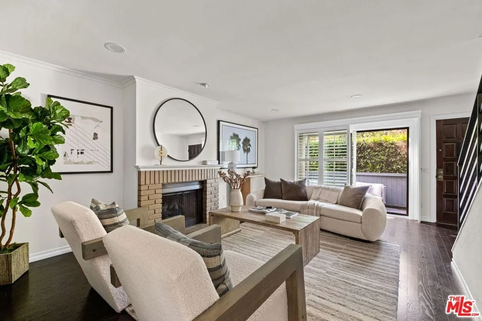 Unit for sale at 2912 Montana Avenue, Santa Monica, CA 90403