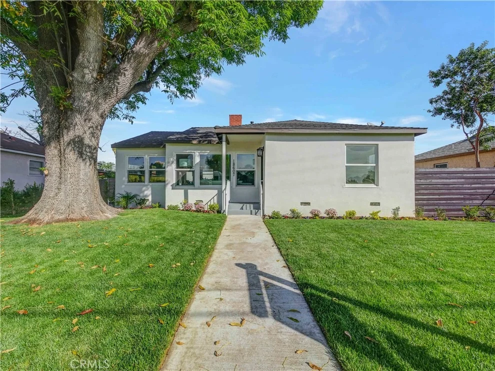 Unit for sale at 18607 18605 Victory Boulevard, Reseda, CA 91335