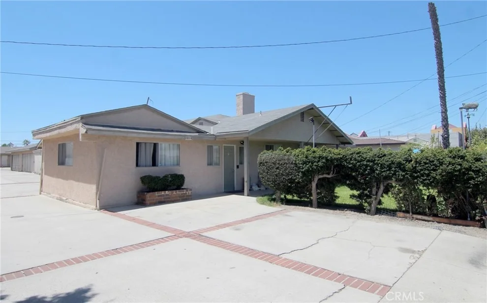 Unit for sale at 202 S Newhope, Santa Ana, CA 92704