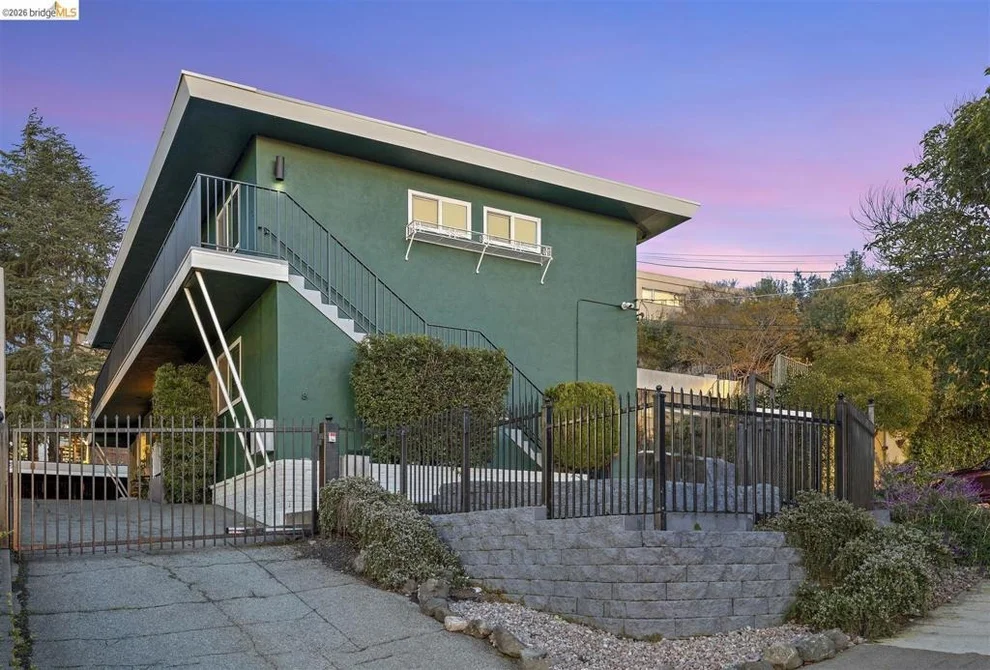 Unit for sale at 8 Whitmore Pl, Oakland, CA 94611