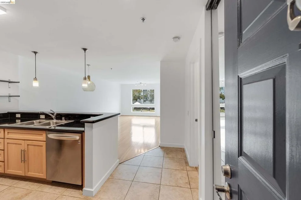 Unit for sale at 6400 Christie Ave, Emeryville, CA 94608
