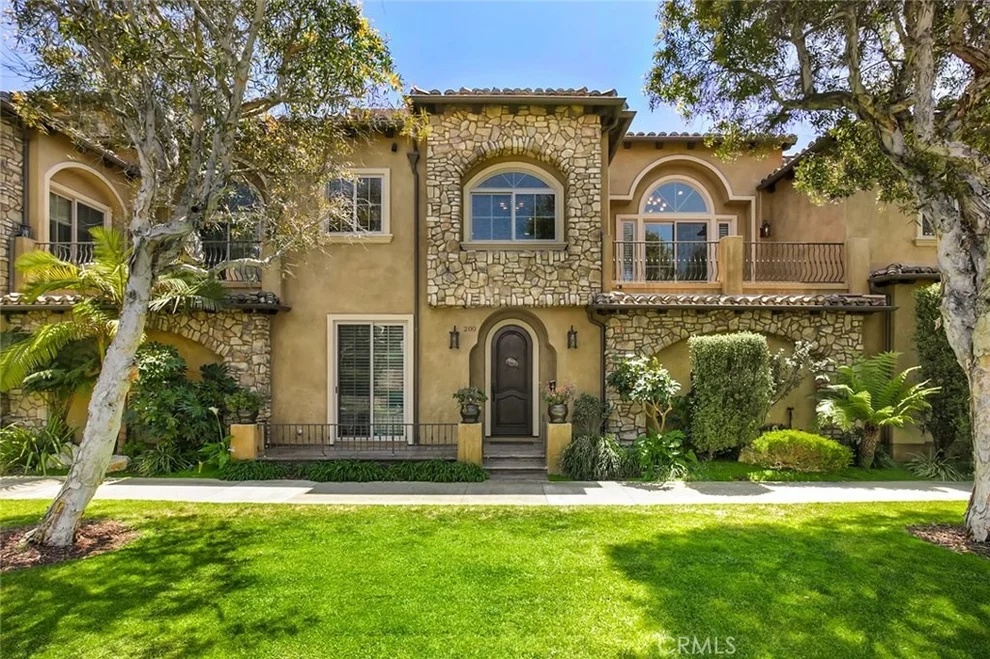 Unit for sale at 200 Avenue C, Redondo Beach, CA 90277