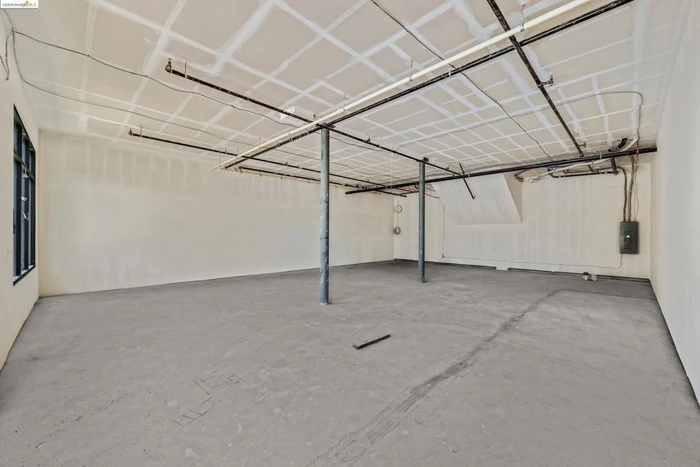 Unit for sale at 986 W Grand Ave, Oakland, CA 94607