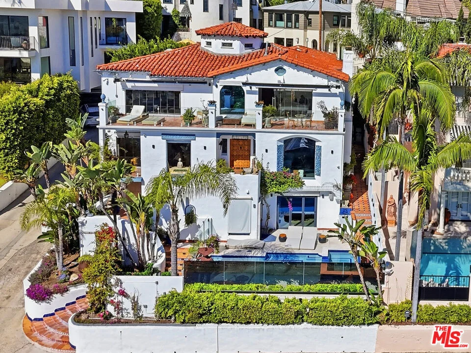 Unit for sale at 8237 Roxbury Road, Los Angeles, CA 90069