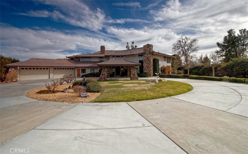 Unit for sale at 19709 Yanan Road, Apple Valley, CA 92307